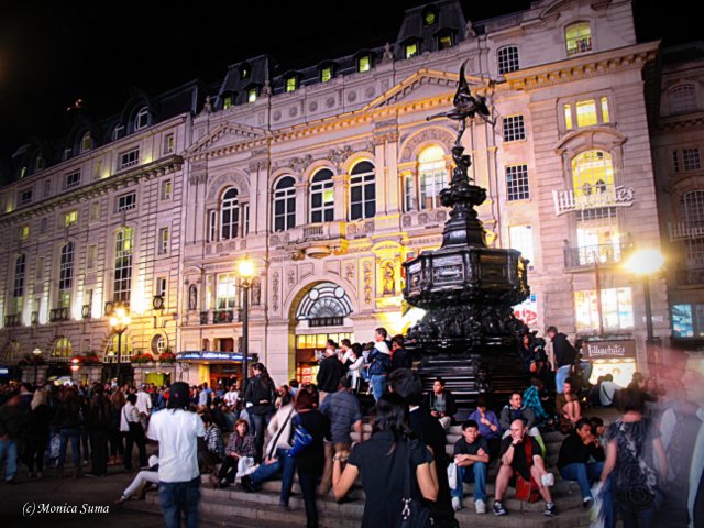 London by night Picadilly Circus